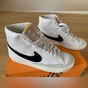 Nike Woman’s Blazer Mid ‘77